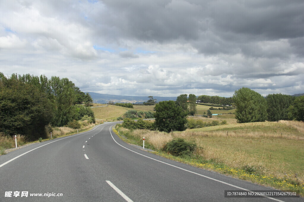 蜿蜒公路旁的田园风光