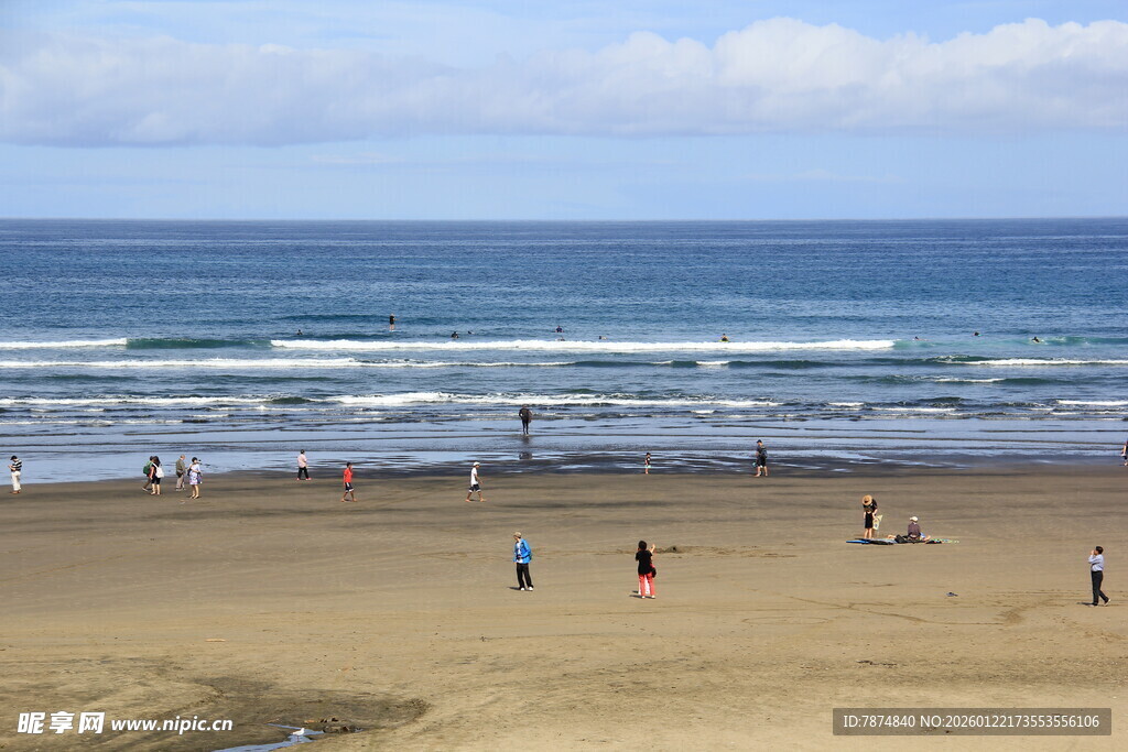 热闹的海滩景象
