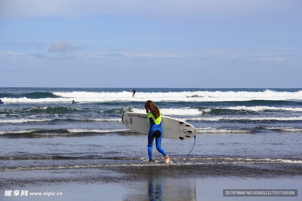 海边女子携狗漫步美好瞬间