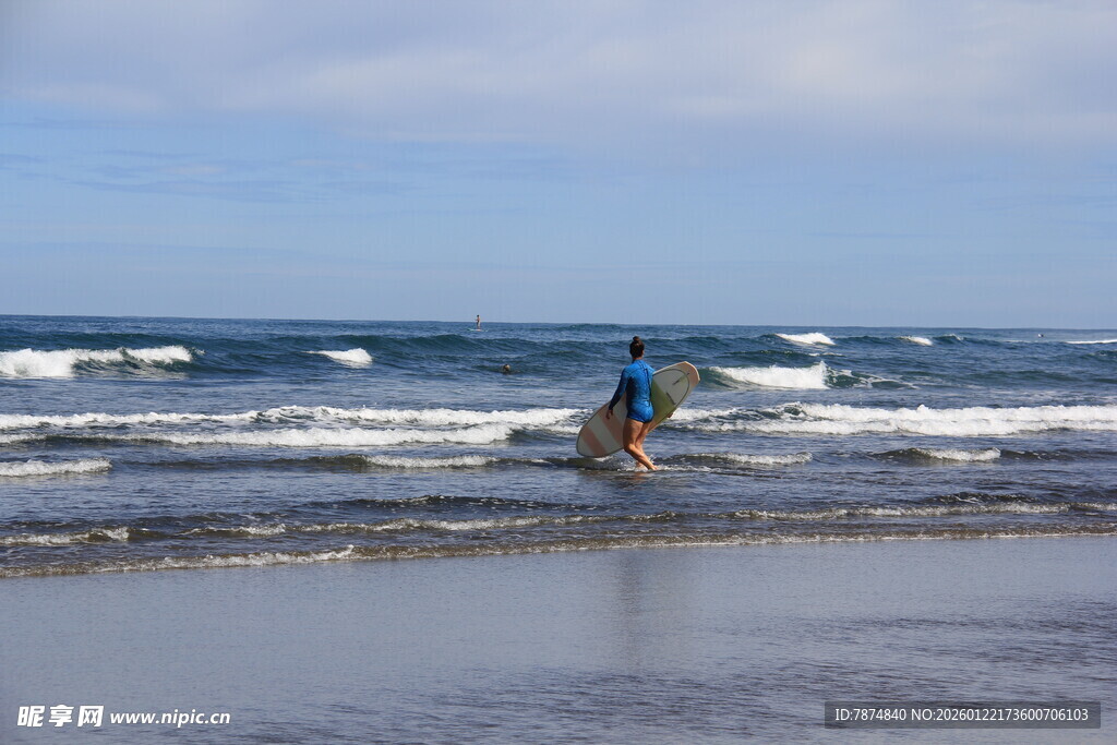 海滩上的冲浪者