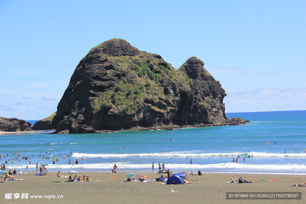 海边奇岩下的休闲沙滩
