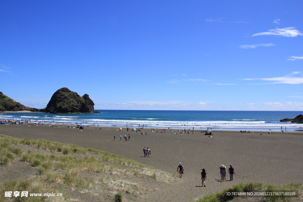 美丽海滩上的悠闲漫步