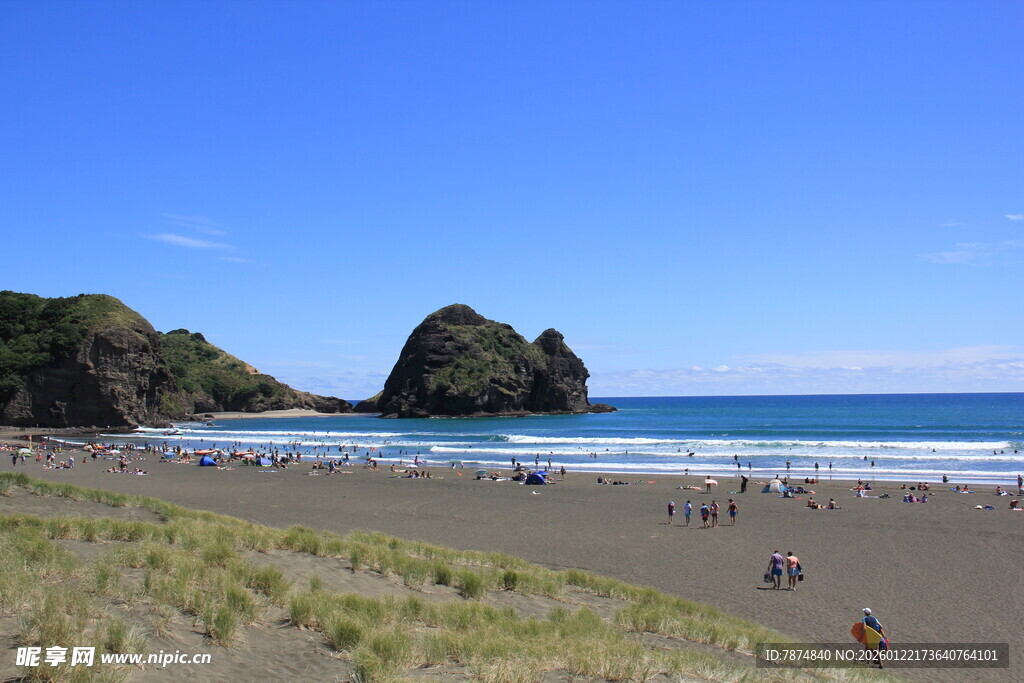 海滩风光 远处有奇特岩石