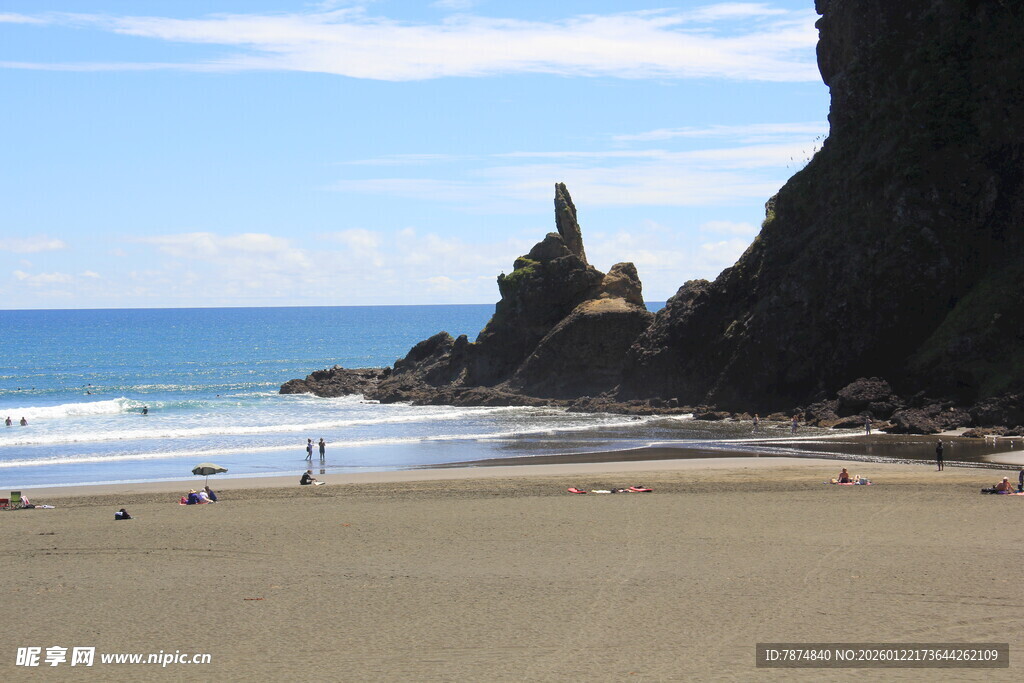 海边沙滩与奇特岩石景观