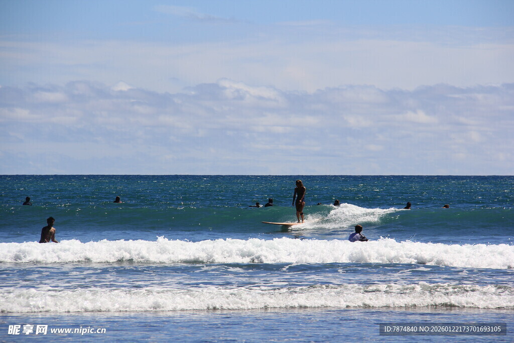 海边冲浪者在浪中驰骋