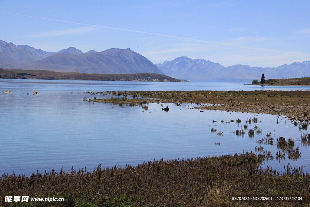 宁静湖畔的自然美景