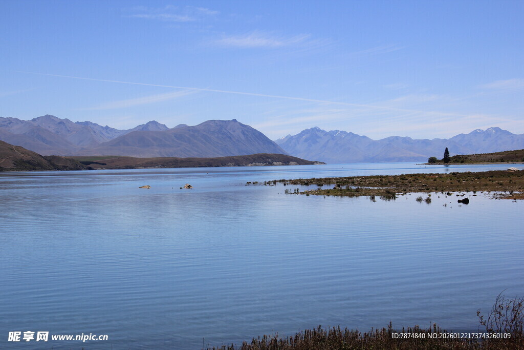 宁静湖畔的壮美山水风光