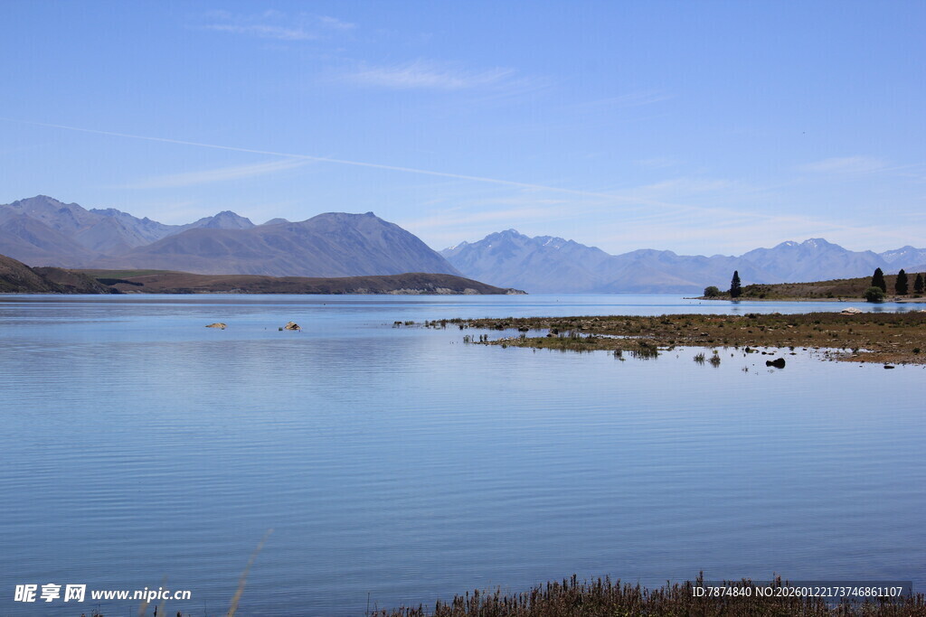 宁静湖畔的远山美景