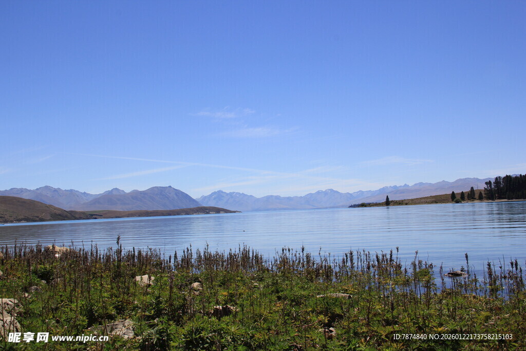 湖畔风光 远山蓝天映碧水