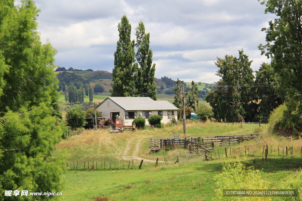 乡村小屋旁的绿意景致