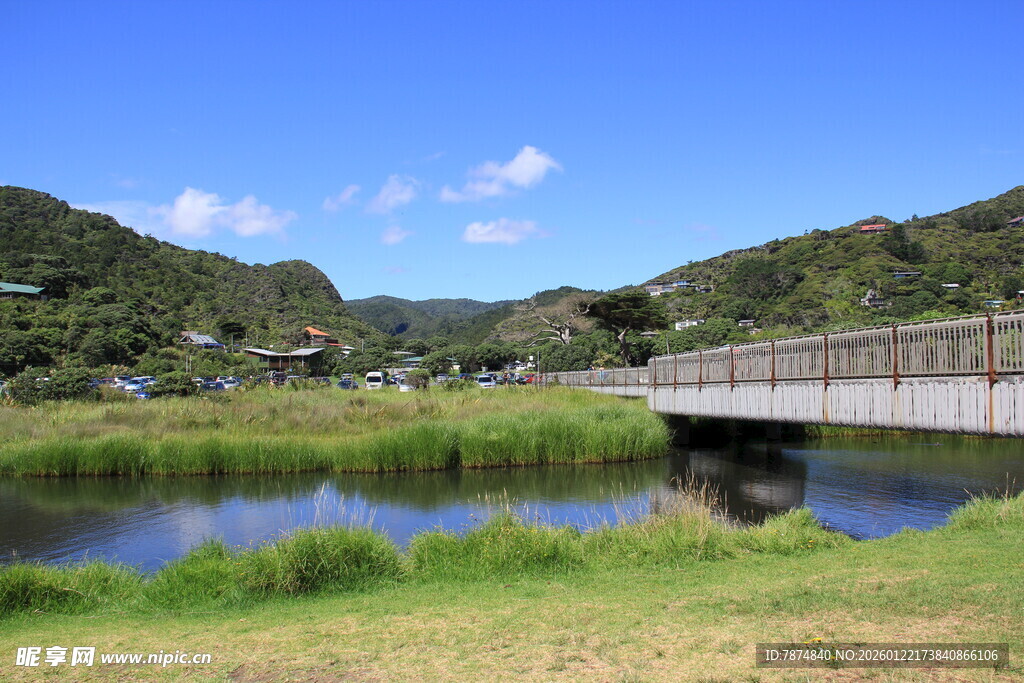 乡村河畔桥梁风景图