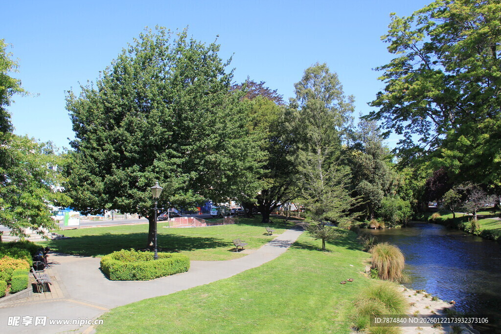 河畔绿意盎然的公园景致