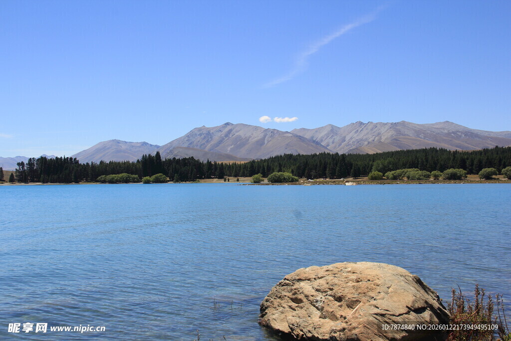 湖畔巨石与远山美景