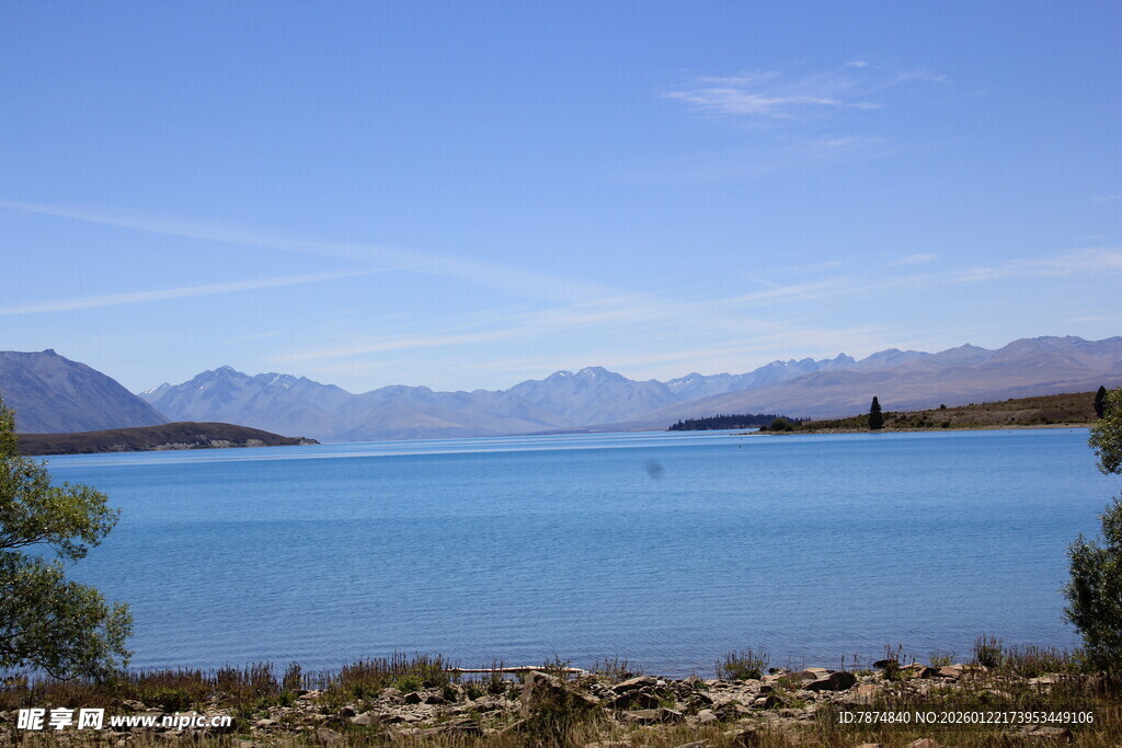 湖畔蓝天青山美景