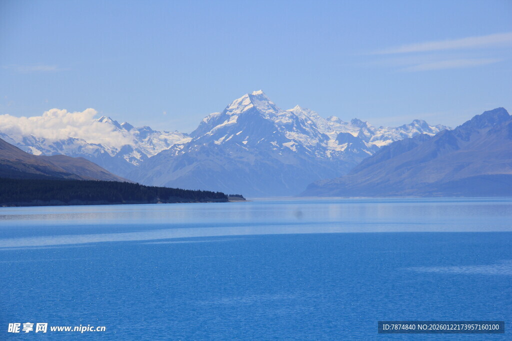 蓝色湖泊与远处雪山美景