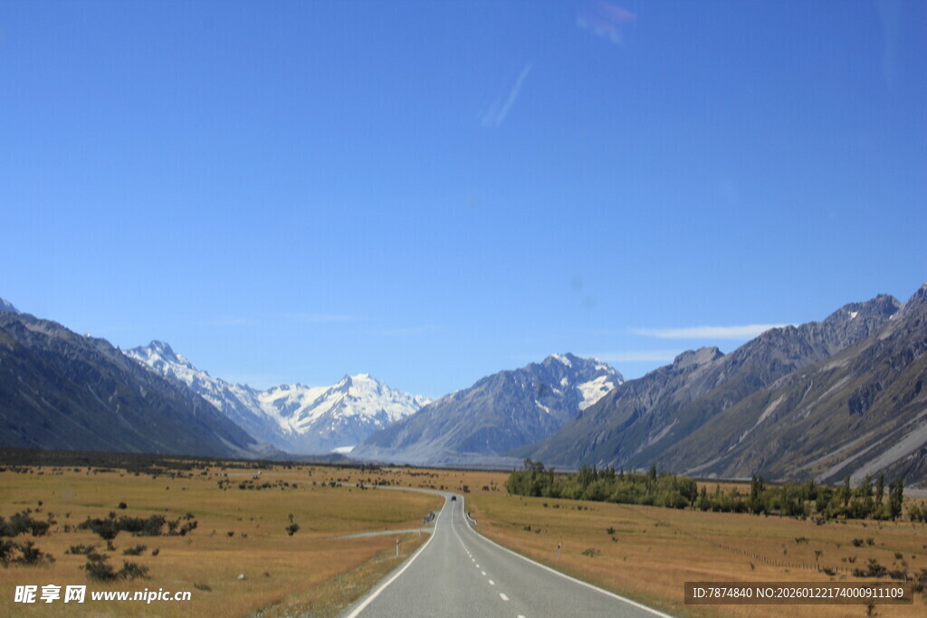 旷野公路旁的壮丽雪山景
