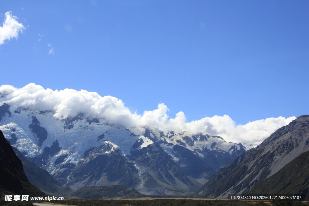壮丽雪山蓝天美景