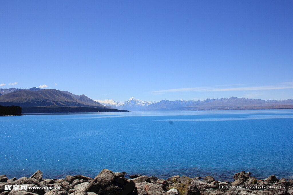 湖畔美景 岩石与湛蓝湖水