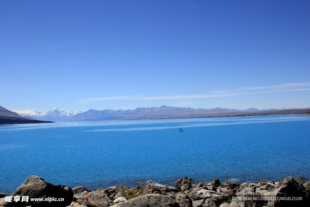 蓝色湖泊与远处山峦美景