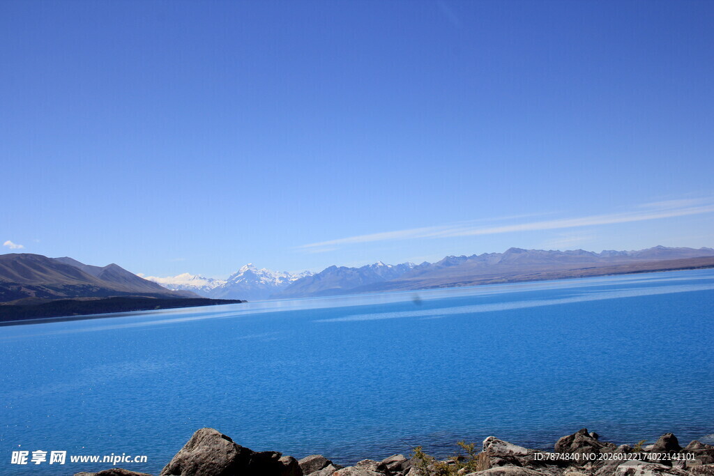 蓝色湖泊与远处山峦美景