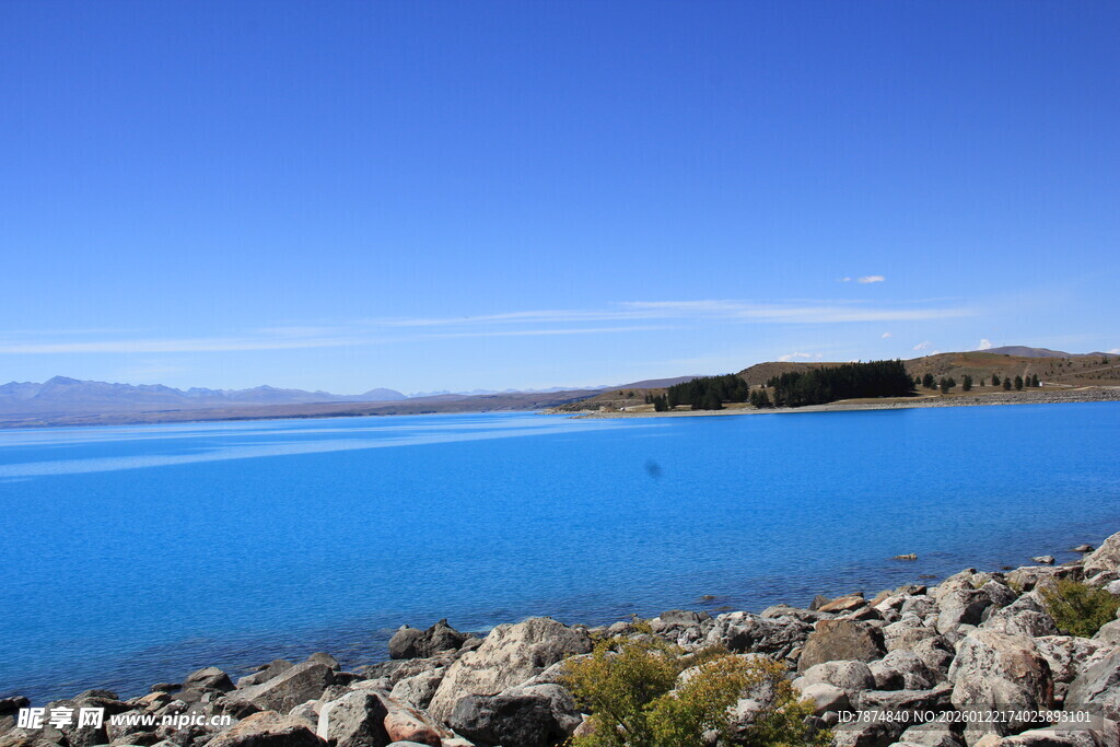 湛蓝湖畔的嶙峋岩石