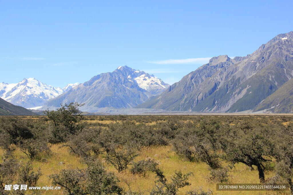 壮丽山野间的巍峨雪山