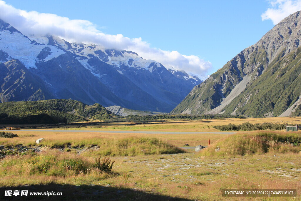 壮丽山谷间的自然风光