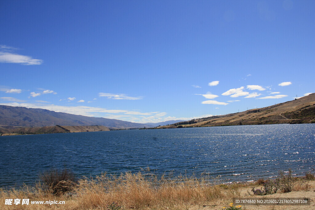 湖畔风光 蓝天草地碧水