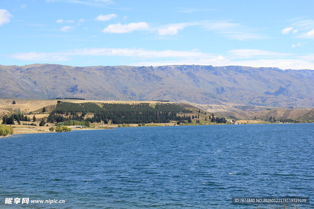 宁静湖畔的美丽自然风光