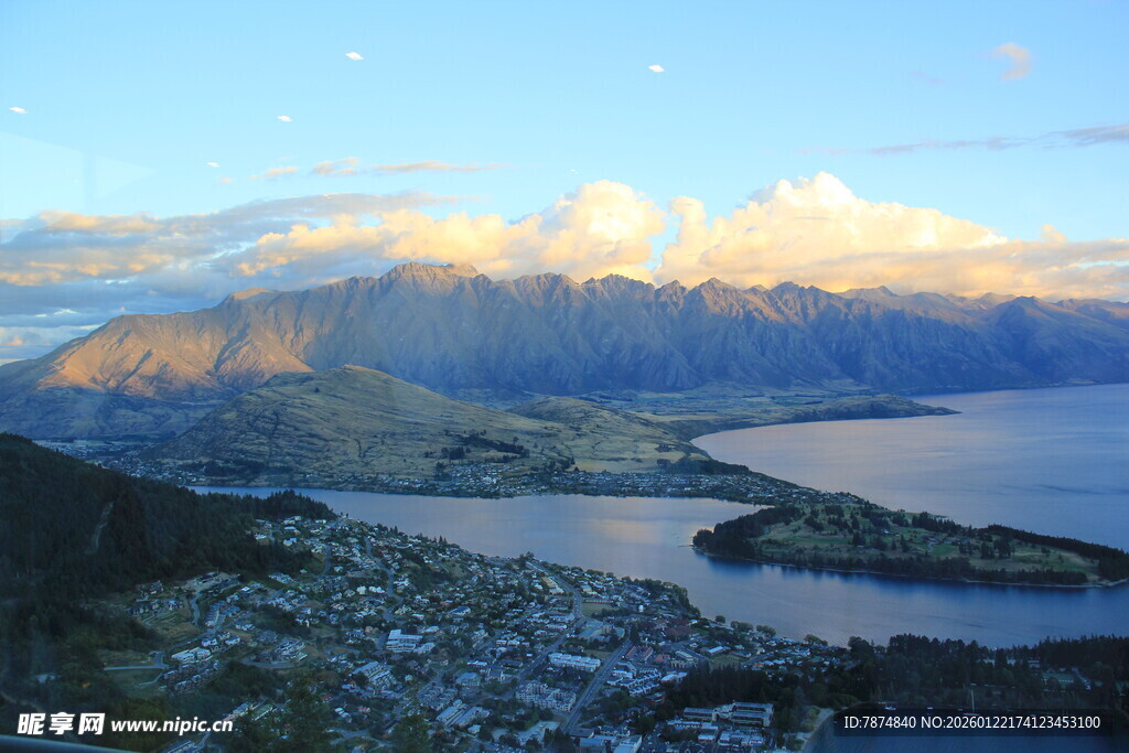 湖畔山城的壮丽日出景观