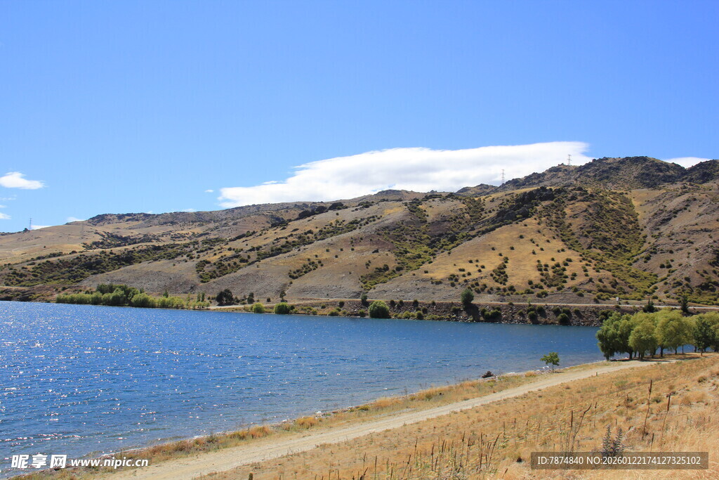 湖畔山景 自然风光旖旎