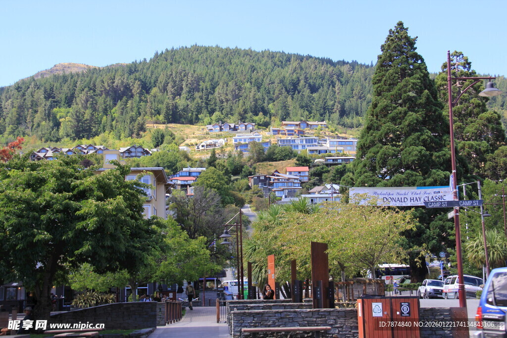 小镇风光 绿树环绕的景致