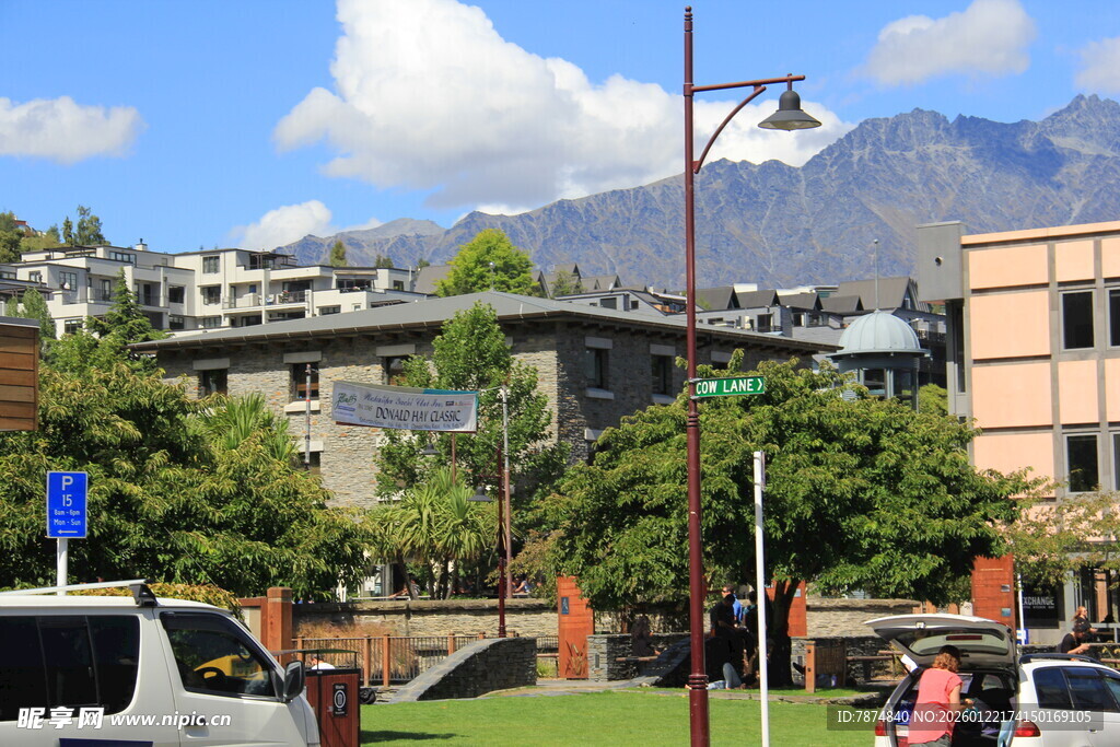 城市街景中的建筑与行人