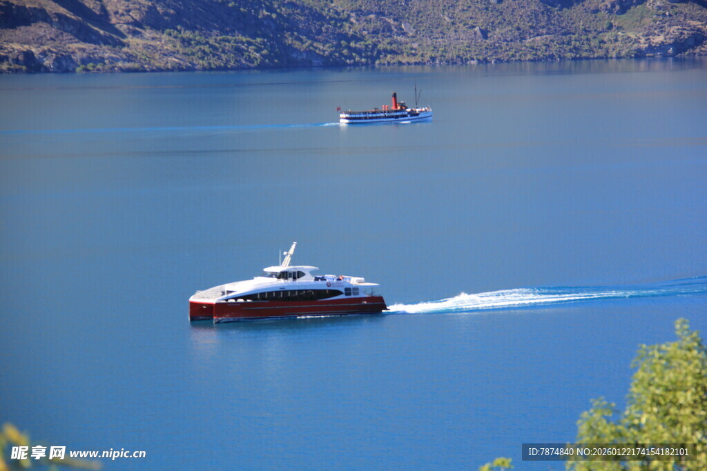 湖上行驶的船只