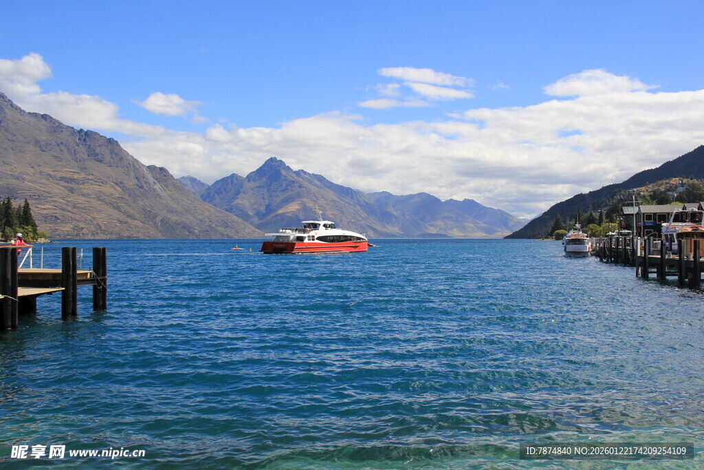美丽湖畔的船只与远山