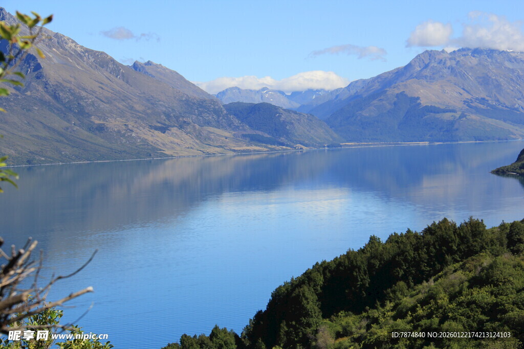美丽湖景与远山相映成趣