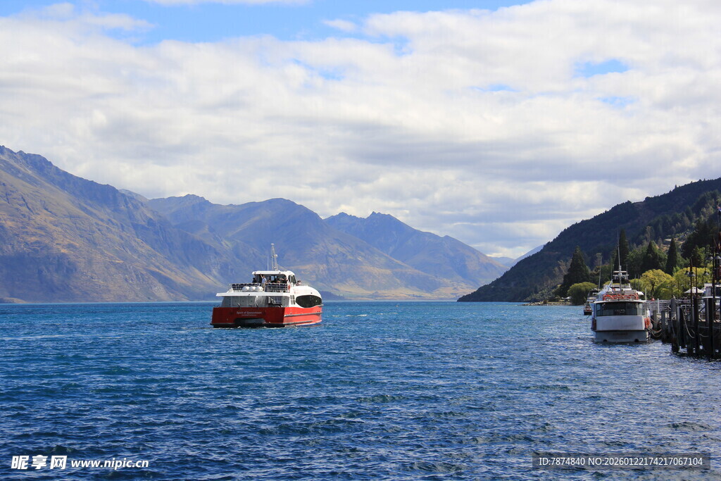 湖上船只与壮丽山景