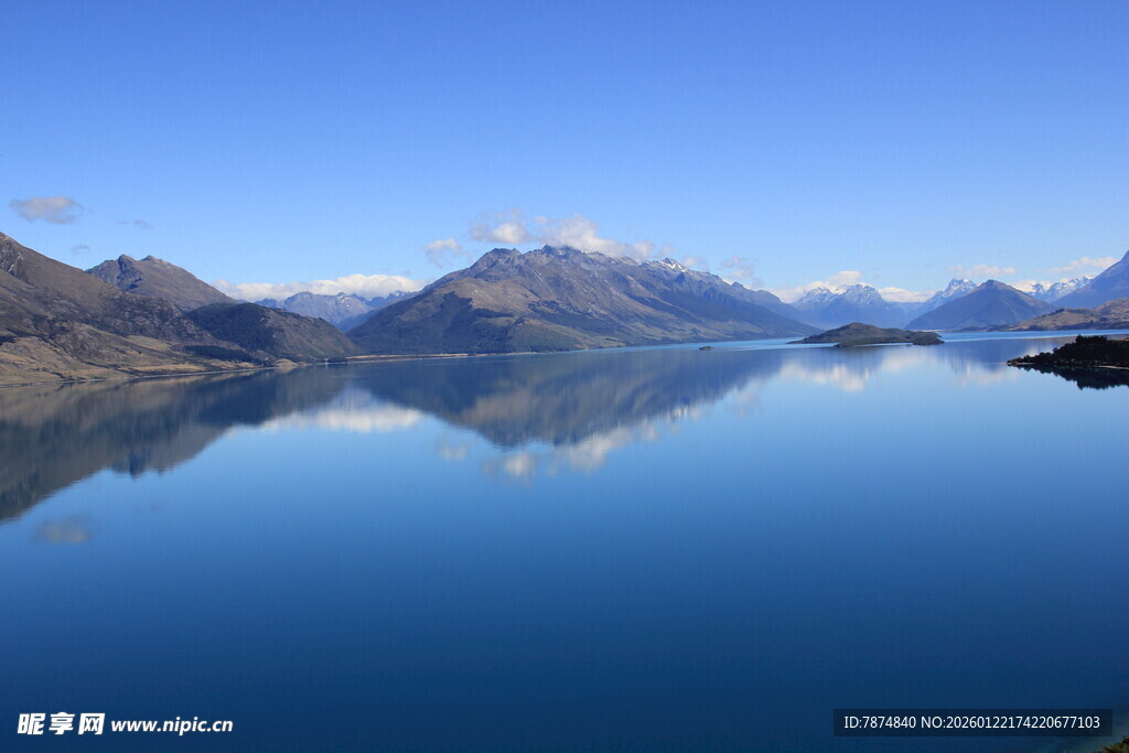 宁静湖面映巍峨山峦