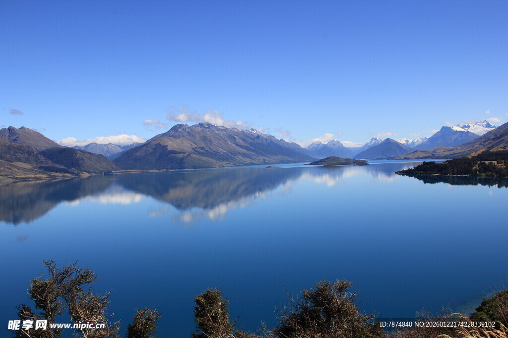 宁静湖泊与远处山峦倒影