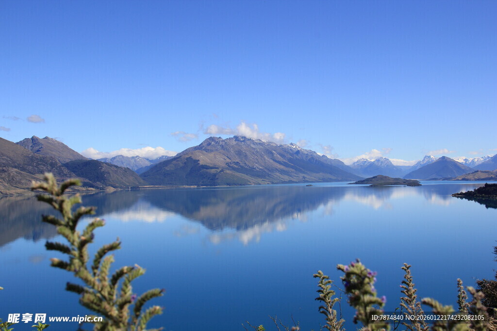 宁静湖景与远处山峦倒影