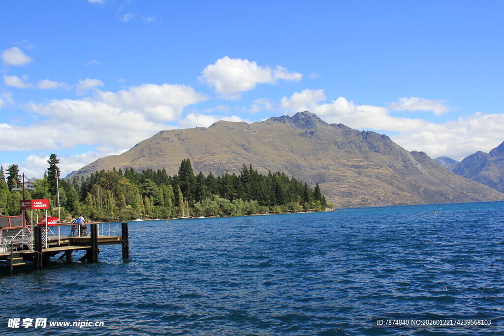 湖畔码头与远山美景