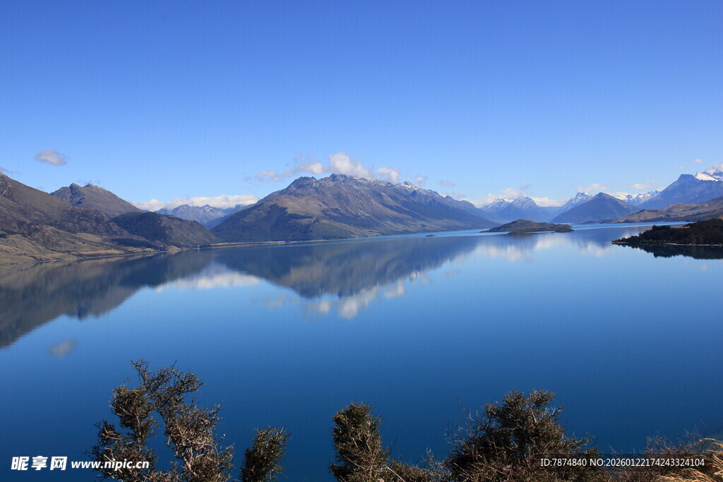 宁静湖景与远山倒影