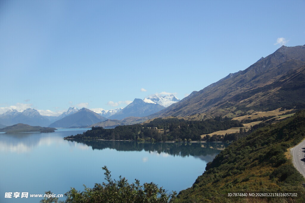 湖畔青山美景如画