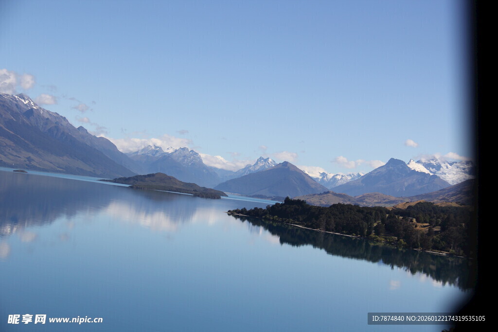 宁静山水间的绝美湖景