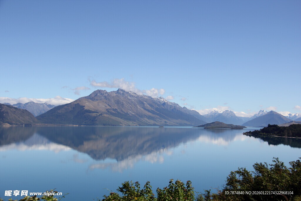 宁静湖山倒影美景