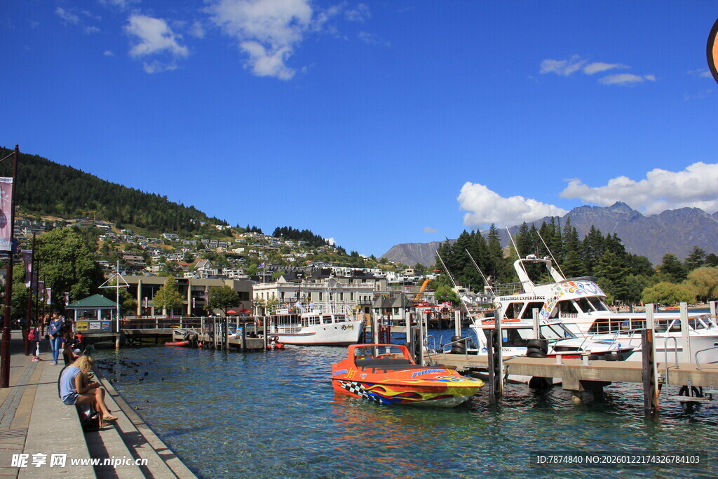 宁静港湾的多彩船只景象