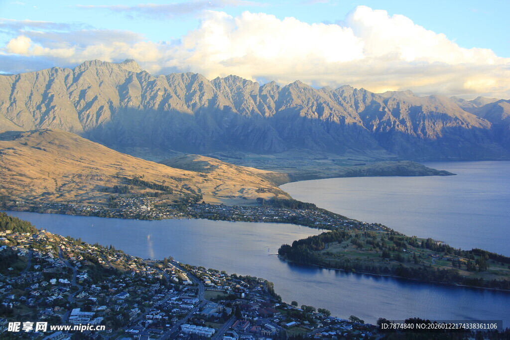湖畔山峦风景如画