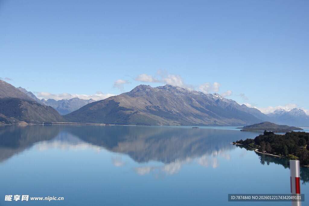 宁静湖景与远处山峦倒影