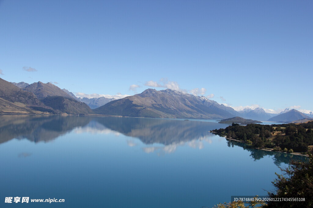 宁静湖景与远山倒影