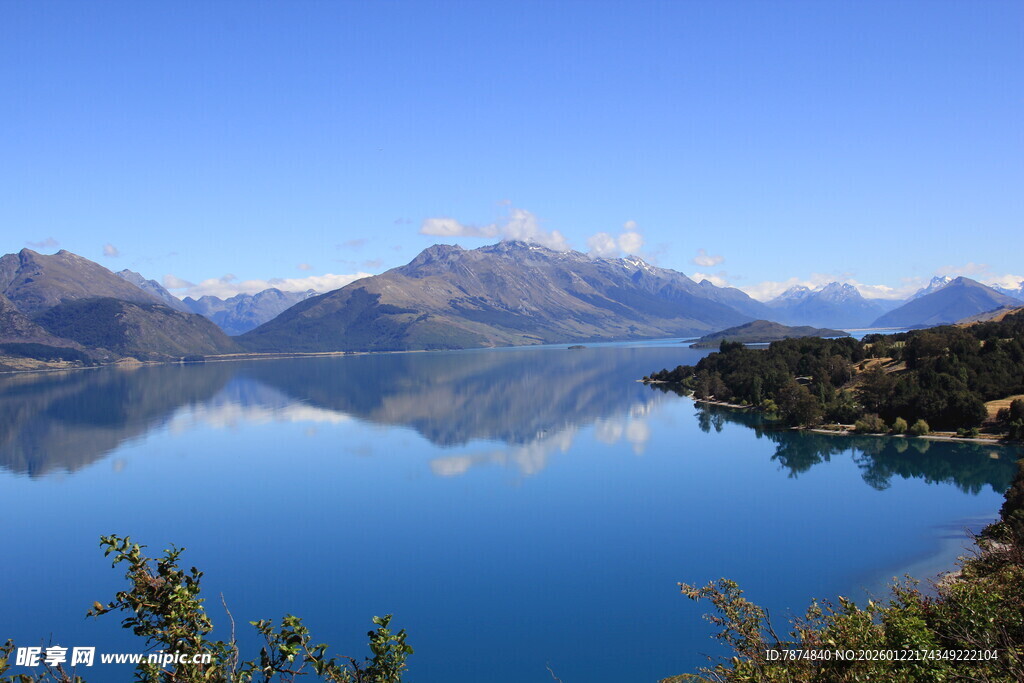 宁静山水间的美丽湖景